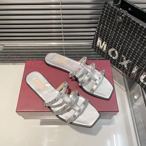 Sandálias de rebite de designer de luxo verão sexy feminino sapatos deslizantes chinelo 2023 novas sandálias de couro com tachas nuas femininas de salto alto planas com caixa