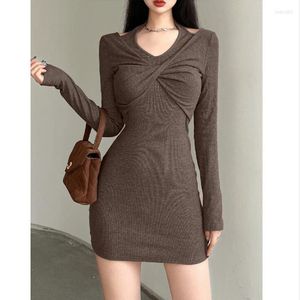 Lässige Kleider Retro Mode Neckholder Twist Braun, figurbetontes Kleid Koreanische geraffte Langarm Basic Damen Frühlingstuch