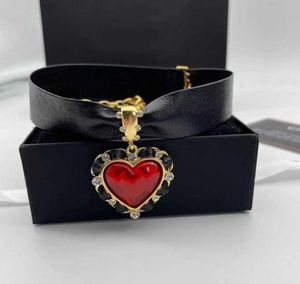2021 MARKA MOSYKI JEDZIONA Kobiety Czarna skórzana sieć Red White Heart Pendants Choker Luksusowa marka Krótka złota sieć imprezowa biżuteria 5259860
