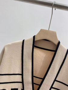 Maglioni Lettera Strisce Cardigan lavorato a maglia da donna Bottoni dorati Manica lunga Maglieria allentata Cappotto Maglione con scollo a V Tasca stile preppy Inizio primavera