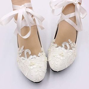 White Mary Jane Lace Pearls Buty ślubne dla narzeczonych z wstążką Buty ślubne z paski nisko obcasowe ręcznie robione eleganckie panie perf156a