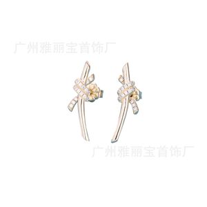 디자이너 하이 버전 브랜드 다이아몬드 스터드 매듭 귀걸이 여성 흰색 구리 도금 18K Real Gold Plum Blossom Earplugs 개인화 및 다목적 부드러운 B72E