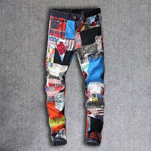 Jeans da uomo Hip Hop Men Badge Toppe Bottoni Slim Trendy Holes Strappato Distressed Denim Straight Pant Moda Hombre 2023