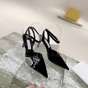 Tasarımcı Yüksek Topuklu Lüks Marka Kadın Koyun Derisi Patent Deri Ekleme Modern Zarif Topuk Yüksekliği 7.5cm Ziyafet Elbise Düğün Ayakkabıları Sandaletler İçi Boş Bağlama