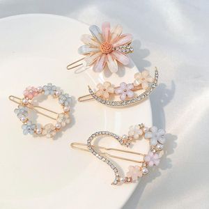 Saç klipsleri barrettes 4pcs/lot 2023 Koreli tatlı sevimli narin papatya rhinestone saç tokası klips hilal çiçek hissediyorum nat yakın