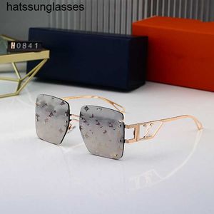 2023 Бесплатные солнцезащитные очки коробки женские солнцезащитные очки новые очки Trend Twend на один