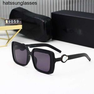 2023 Novos óculos de sol generosos Moda Moda Os óculos de sol feminino Feelping Selpglasses Glasses Dois por um