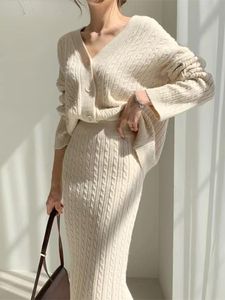 Anzüge New Korean Fashion Strick zweiteiligen Sets Frauenauslöser Herbst Winter Vneck Twist Muster Strickjacke Pullover + Midi Rock Sets