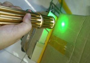 Personalizzazione di 100000 m Grande puntatore laser verde Torcia a forma di laser potente Personalizzazione per stelle di puntamento 8692118
