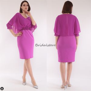 Fuchsia Mother Of The Bride Dress With Cape 2023 Elegant Knee Length Short Wedding Guest Dress Beaded Sleeves Mom Evening Party Chic Short Formal Occasion Wear