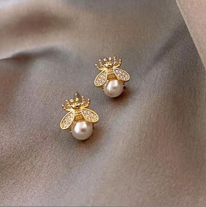 Små delikat Bee Pearl Earrings 925 Silver Needle Stud Earrings Kvinnliga modeörhängen Kvinnliga fest födelsedagsmycken gåvor