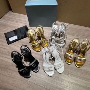 2023 Vestido de grife Rose Water Sandals Sandálias Alto Sapatos de Sapatos Triângulo Para Mulheres Luxuros Senhoras Prata Branco Branco Partido Dourado Casamento SH M0RG#