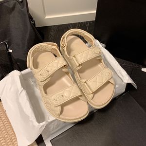 Designer sandaler kvinnor kristall läder casual skor romerska gladiator sandale platt klack diamant vävd spänne sommar tofflor med låda storlek 35-42