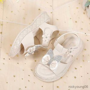 Sandaler mjuka sandaler för flickor barnplattformlägenheter prinsessa sommar bowtie pärla skor 21-36 beige rosa skor barn mode r230529
