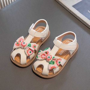 Sandali Sandali estivi nuovi per ragazze Scarpe da principessa retrò Design Scava fuori scarpe traspiranti per bambini Sandali da spiaggia casual con suola morbida alla moda