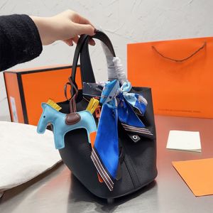 本革の新しいショルダーバッグバケツバッグ女性ショッピングバッグデザイナーハンドバッグ高品質のクロスボディロックピコチン20cm 11色