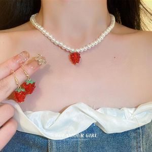 ぶら下がりイヤリング1ペアの小さな新鮮な甘い気質真珠のイチゴのかわいいデザインイヤーフックファッションライト贅沢