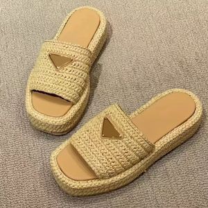 Tasarımcı Lüks Sandalet Kadın Slip On Altın Toka Slip On Siyah Kahverengi Havuz Kadın Günlük Sandalet