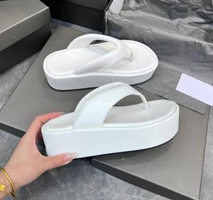 2023 Designer de chinelos de verão Novo estilo impressão chinelos de impressão moda moda de sola grossa de lazer ao ar livre sapatos de sandbeach chinelos de alta qualidade femininos de couro feminino