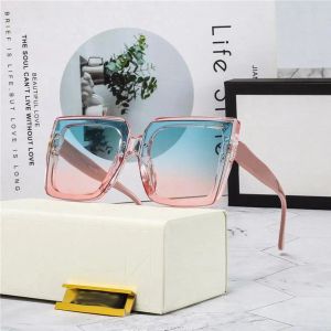 2023 Damen-Designer-Sonnenbrille, moderne, stilvolle, quadratische Rahmen, transparent, blau, rosa, Farbverlauf, Einfachheit, unterstreicht süßes Temperament, Strand, Reisen, 5A