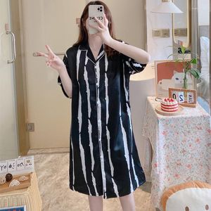 Kvinnors sömnkläder 2023 Kvinnor Summer Short Sleeve Nightdress Elegant Vintage Stripe Turn-Down Collar Cardigan Nightie Comfy Loose Long Long