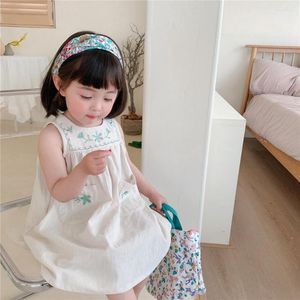 Flickaklänningar 2023 Koreanska småbarn baby klänning ärmlös bomullsbroderi ficka lappad tunn butik vestido kläder