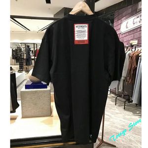 Herrspår 2023SS Fashion Overdimensionerade Vetements T Shirt Men Women 1 Quality Big Red Patch Tag Vtm TEE TOPS COMTHAN T SHIRT 230529