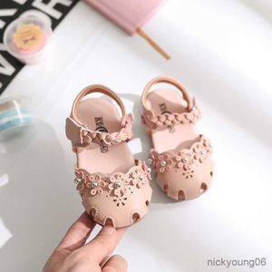 Sandálias de verão sandálias de bebê meninas de fundo macio sapatos doces crianças brancas rosa crianças pequenas sandálias de praia não deslizam sapatos de criança r230529