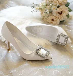 2023 Sapatos de vestido de noiva Bridal Tamanhos de tamanho pequeno Festa de vestido