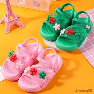 Sandali Sandali per ragazze 2023 Estate Nuovo fondo morbido antiscivolo Scarpe per bambini Fiori dolci Sandali con plateau principessa Scarpe da spiaggia casual R230529