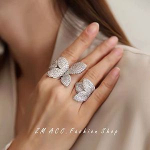 Big Silver Color Flower Flear Anel Ajuste com Bling Zircon Stone for Women Wedding Enginement Jóias de moda