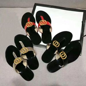 Män tofflor strand glider designer sandaler sko dam loafers flip flops stora sommar gummi botten bokstäver platt skor hälen metall knapp tofflor storlek 35-42-45 med låda