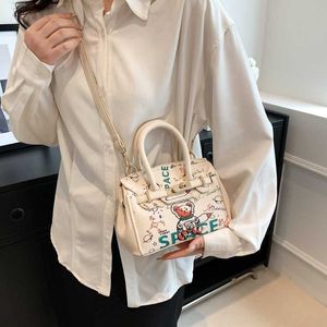 Designerväskor H ermes handväskor snyggt designade tecknad nallebjörn väska 2023 trendig ny väska för kvinnor med söt textur koreansk stil axelväska