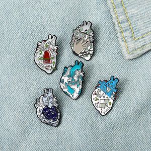 Broszki Anatomia Emalia serce Pin Lapel Castle Glacier Mineral for Doctors Cartoon Organ Pins Badge Metal Biżuter Wholesale