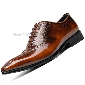 Gli uomini alla moda vestono scarpe in vera pelle Stampe in pelle di serpente Classico nero marrone con lacci a punta Scarpe da uomo italiane oxford