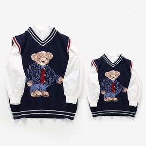 Família combinando roupas de outono-filho-filho de colete de colegas de entrete com o suéter combinando para crianças urso malha top toup pai e filho filha christmas malha cardigan 230530