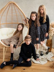 家族を一致する衣装の子供たちのブティック服女の子の男の子のための秋の春の子供家族