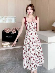 2023 Kvinnor Summer Semester Rose Floral Elegant Vestidos Vintage Tryckt Holiday Beach Party Dress Kvinnlig Frankrike Camisole Dress