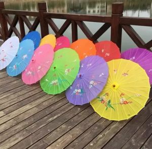 Erwachsene chinesische handgemachte Stoff Regenschirm Mode Reise Candy Farbe orientalische Sonnenschirm Regenschirme Hochzeit Werkzeuge Mode-Accessoires Großhandel