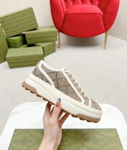 Italiensk duksko tennis 1977 Kvinnliga chunky sneakers väl broderi tjocka botten casual skor