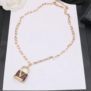 Womens Brand Designer V Lettera Collane con ciondolo Catene Lock Design Luxury Crystal Collar Chain Geometric 18K Gold Plated Maglione Collana Accessori per gioielli