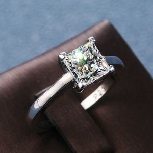 バンドリングHuitan New Trendy Solitaire Solitaire Princess Ring Ring Ring Wedding StylishMemaly Jewelry DazzlingCZ Hot Sale Anniversary Gifts AA230530