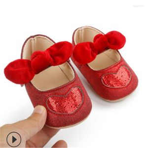 Buty sportowe 2023 Fashion Casual Infant Baby Bow Bow Crib Sofe Glitter Heart Print Mary Jane Flats z przeciwpoślizgowym dnem