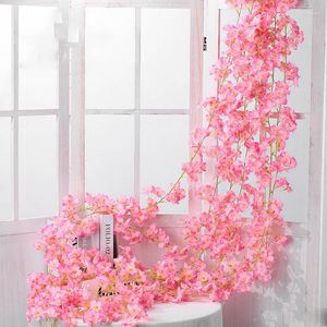 Flores decorativas 6pcs Blossom de cerejeira artificial Rose Vine 135 Flor Head Silk Wall Holding Decoration Rattan