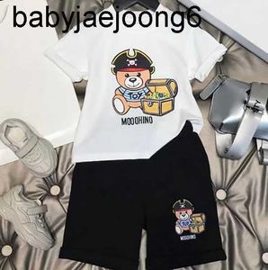 Designer di lusso Set di abbigliamento T-shirt per bambini Little Pirate Bear pantaloncini con monogramma cammello Marchio di moda britannico estate tesori per bambini cotone due pezzi55