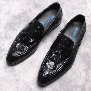 Tassel loafer män äkta läderskor för manliga märke oxfords mode ny lyxklänning sko krokodilmönster svart vinröd