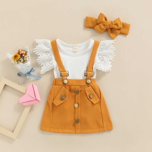 衣類セット幼児の女の子の夏の服の白い飛ぶ袖のロンパーとソリッドカラーサスペンダースカートヘッドバンド