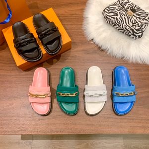 Chinelos pretos de bico plano com fivela de corrente de fundo plano para verão, novos sapatos de praia cheios de moda feminina