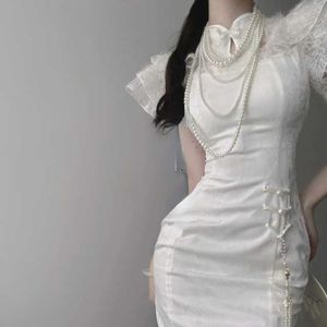 2023 الصيف الصيفي على الطراز الصيني تشيونغسام فستان النساء ذوي الياقات البيضاء قصيرة الأكمام الدانتيل المرقعة النحيفة الخصر انقسام منتصف العجل فساتين