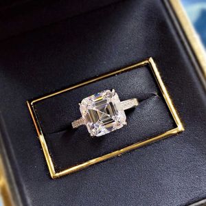 バンドリングHuitan Luxury Solitaire Band Women's Rings AAA Princess Square CZ Stone Wedding Engagement Ring Anniversary Gifts Fashion Jewelry AA230530